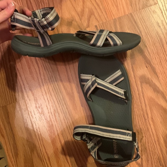 Womens size 9 sandals. - Picture 2 of 3